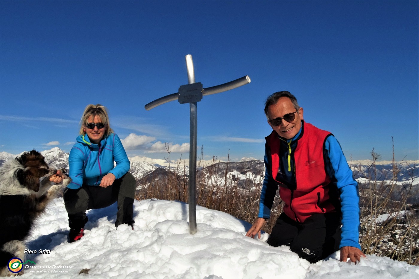 01 Alla piccola croce di cima Monte Podona innevata (1228 m) .JPG